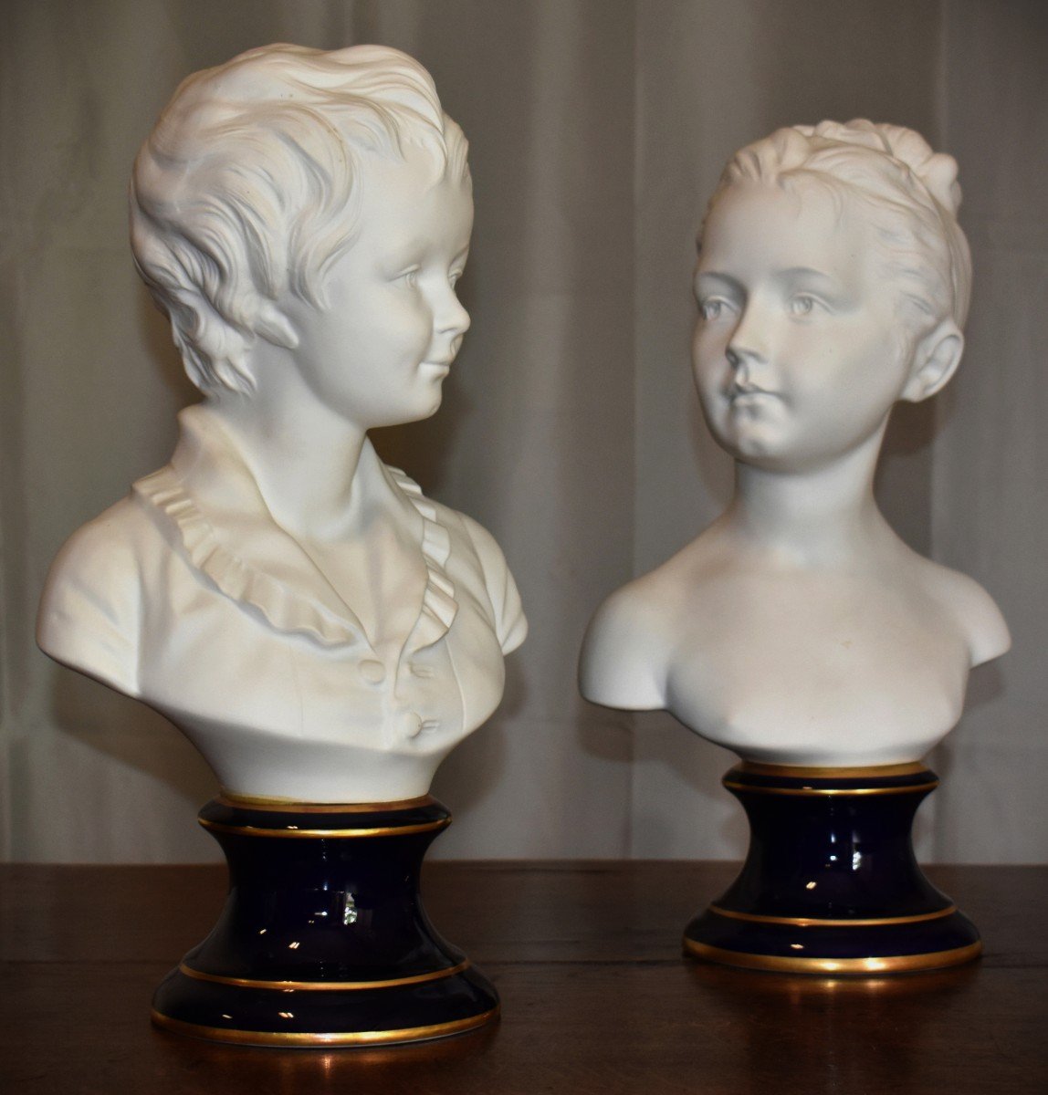 Paire De  Grands Bustes en biscuit, 40 cm ,  Les Enfants Brongniart ,   Louise et Alexandre d'Après Houdon, Statues en Porcelaine De Limoges , socle bleu de four.