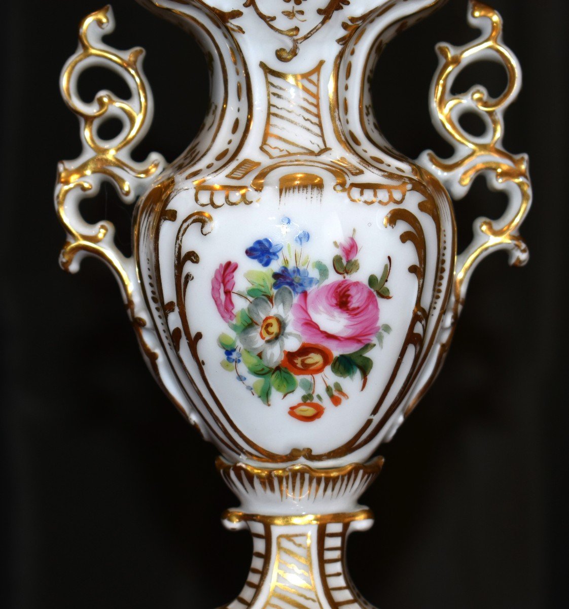 Vase En Porcelaine De Limoges , Décor Floral, Scène Galante, Personnages, Peint à La Main. bouquet de fleurs .-photo-4