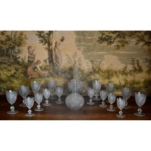 Service De Verres En Cristal De Baccarat Modèle à  pointes de Diamants biseautées ,   Forme Gondole, Deux Carafes décor biseaux.