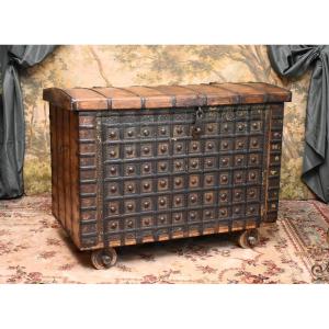 Large Indian Chest On Wheels, Covered With Iron, Rajasthan Region, Exotic Wood, India. XIXè.