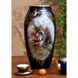 Très Important Vase En Porcelaine De Limoges En Bleu De Four Et Scène Mythologique Nordique, décor animé en forêt , chasseur à l'arc, jeune femme, enfant , biche dans forêt