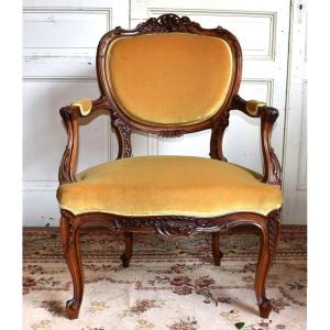 Fauteuil Cabriolet De Style Louis XV Rocaille En Noyer, Tissu Velours Vieil Or, fin XIXème 