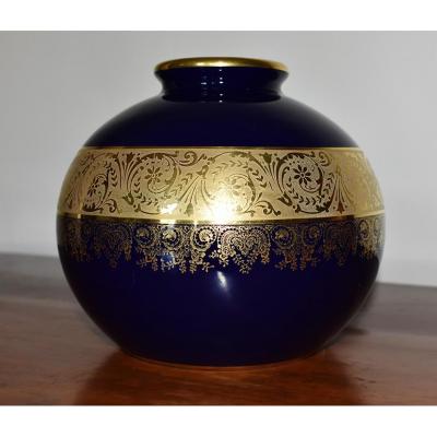 Vase Boule En Porcelaine De Limoges, Bleu De Four Et Incrustation Or.