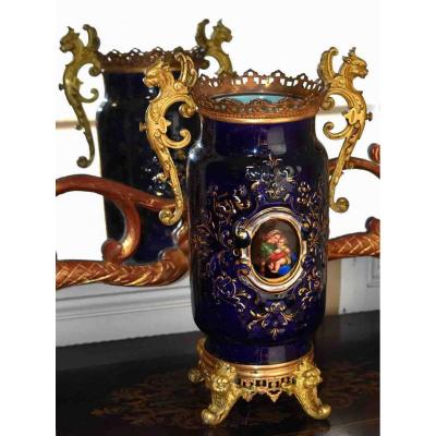 Grand Vase En Faïence Fine Bleu De Four Et Décor Religieux,  Monture  Bronze , Chimères Et Grotesques
