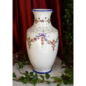 Grand Vase En Porcelaine De Limoges Entièrement Peint Main , Décor Floral.