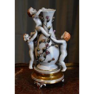 Vase En Porcelaine De Limoges  Orné De Putti  Sur Socle Réhaussé Or, Décor Peint Main.