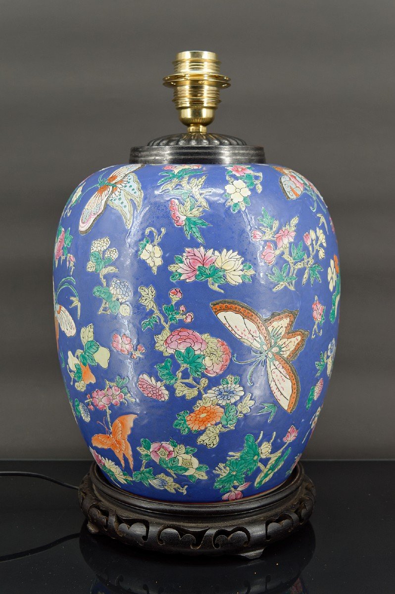 Importante Lampe Chinoise En Céramique Bleue Aux Papillons, Quing Thongzhi, Chine, Circa 1865 