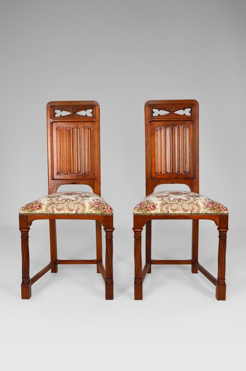 Paire De Chaises Néo-gothique En Noyer Sculpté, France, Vers 1890