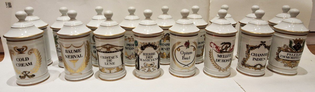 Ensemble De 17 Pots De Pharmacie En Porcelaine, XXe