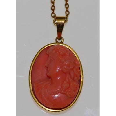 Cameo Pendant And Chain Gold Reef.