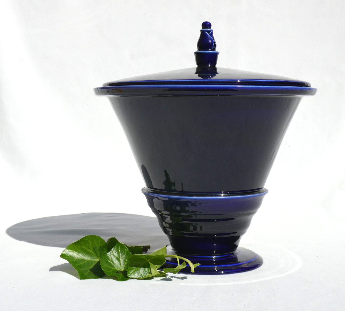 Grand Vase / Pot Couvert En Porcelaine , Forme Japonisante , Bleu De Four Style Art Deco