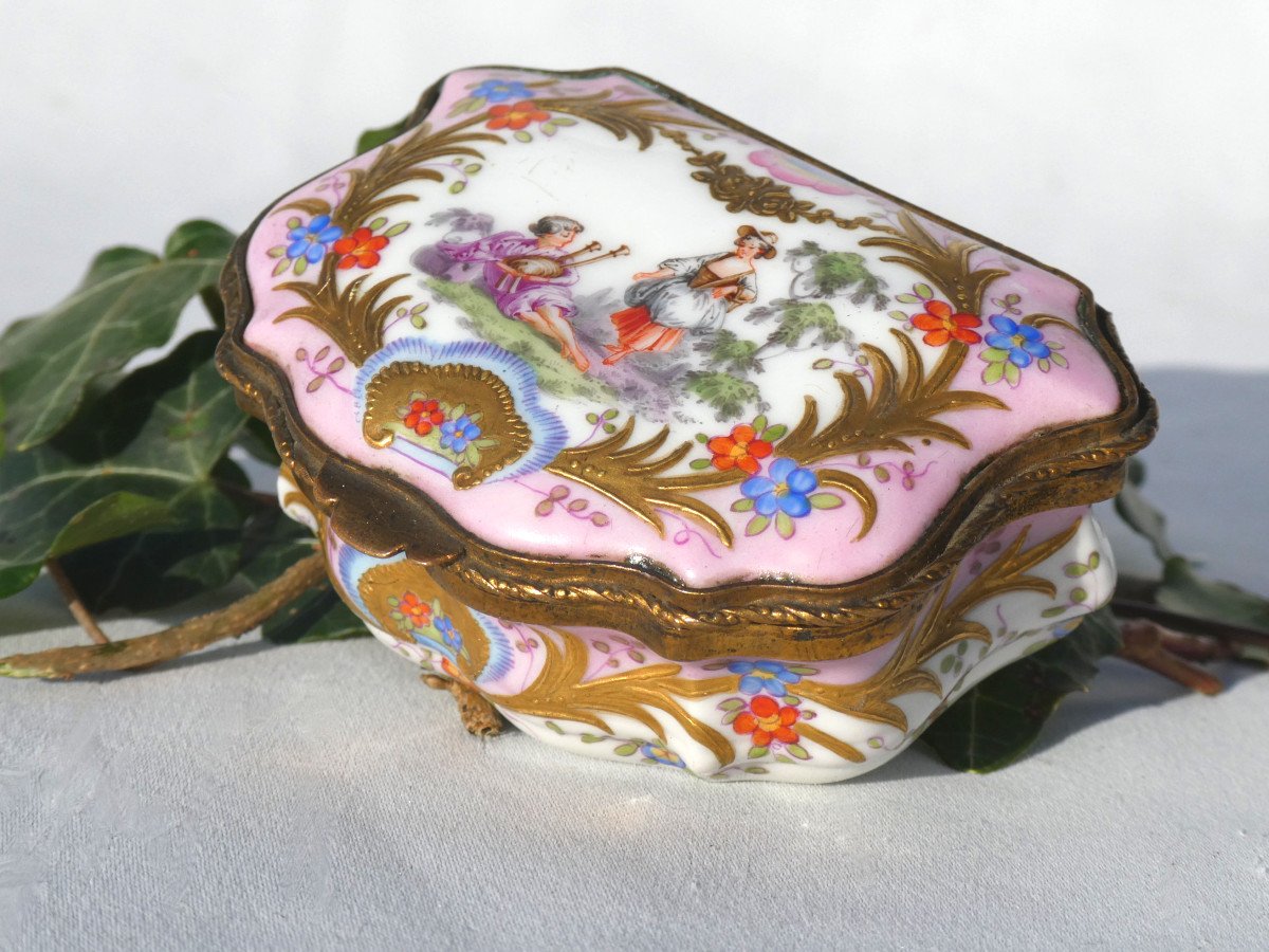 Fly / Pill Box In Painted Porcelain & Gilded Bornze Meissen Style 18th Century, Samson 19th Century
