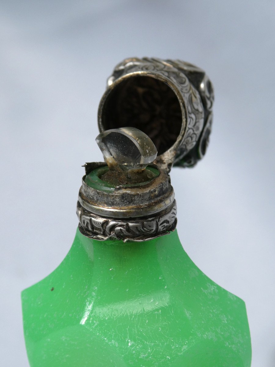 Large Opaline & Sterling Silver Salt Bottle, Ouraline Green Napoleon III Period, 19th Century Perfume-photo-4