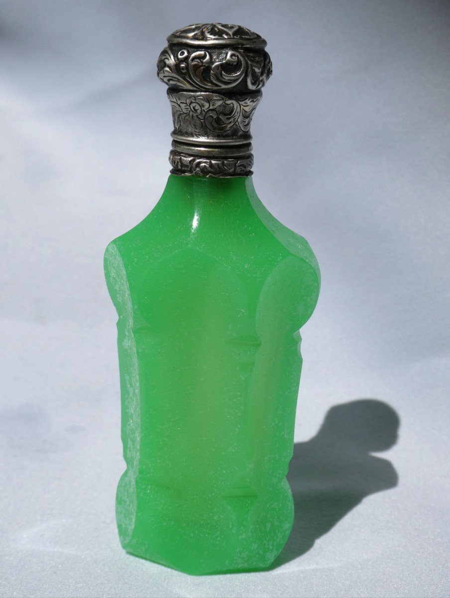 Large Opaline & Sterling Silver Salt Bottle, Ouraline Green Napoleon III Period, 19th Century Perfume