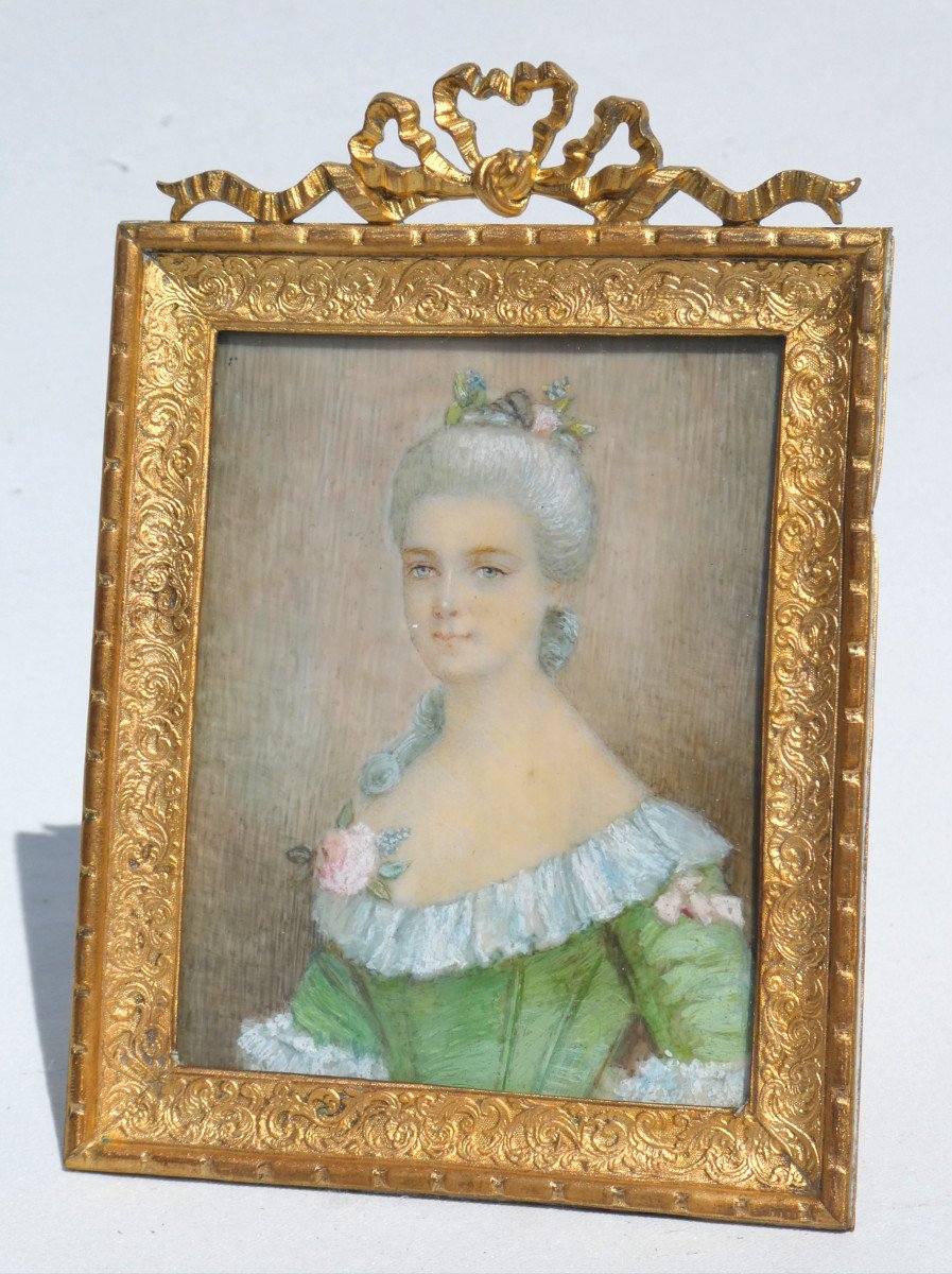 Peinture Miniature Portrait Jeune Femme , Elegante Du XVIIIe Siecle , Cadre En Bronze Doré XIXe