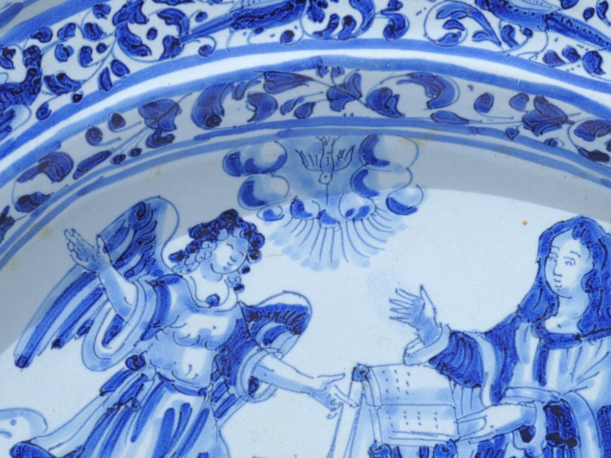 Large Dish On Heel In Faience From Nevers, 18th Century Period, Annunciation Of The Virgin -photo-2