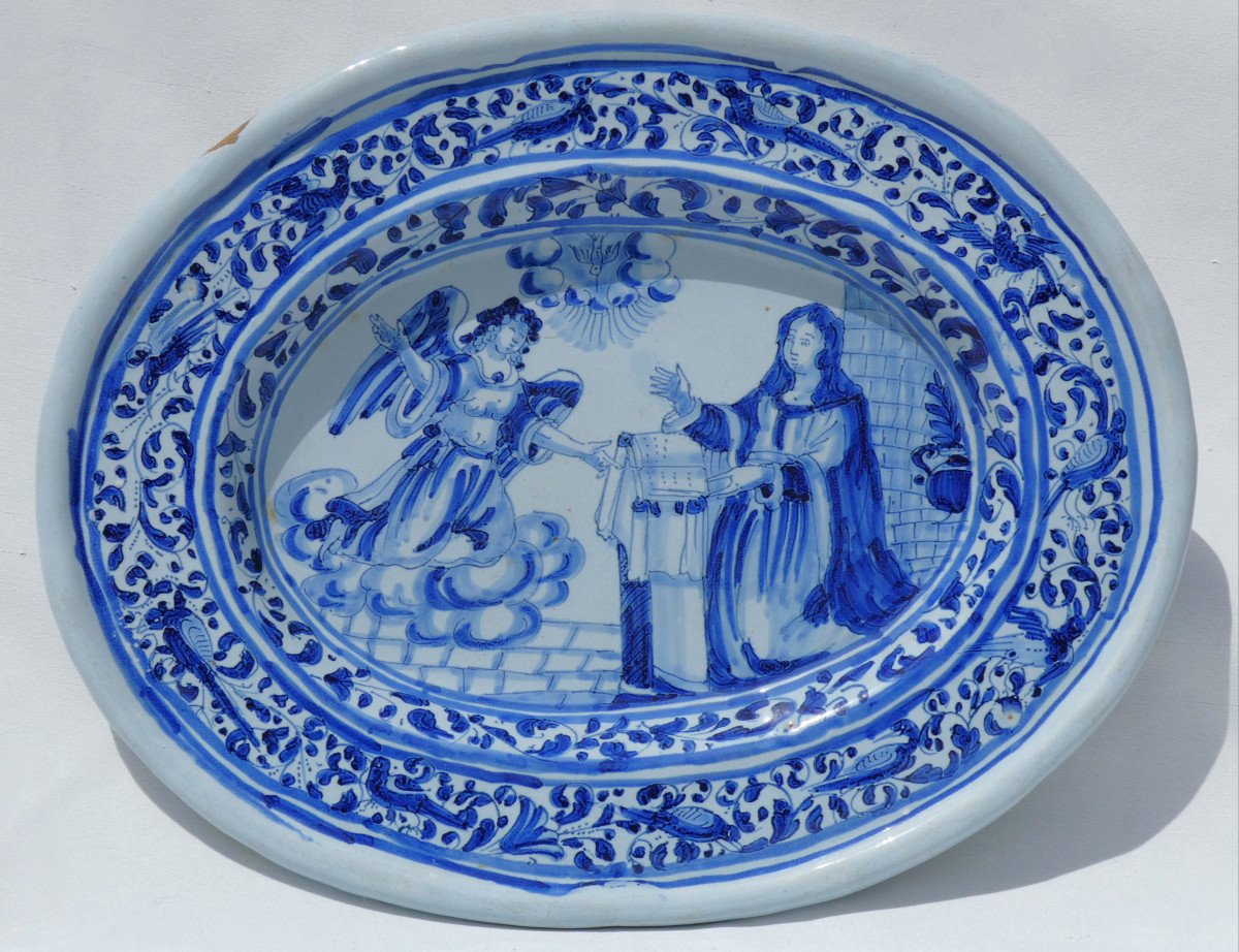 Large Dish On Heel In Faience From Nevers, 18th Century Period, Annunciation Of The Virgin 