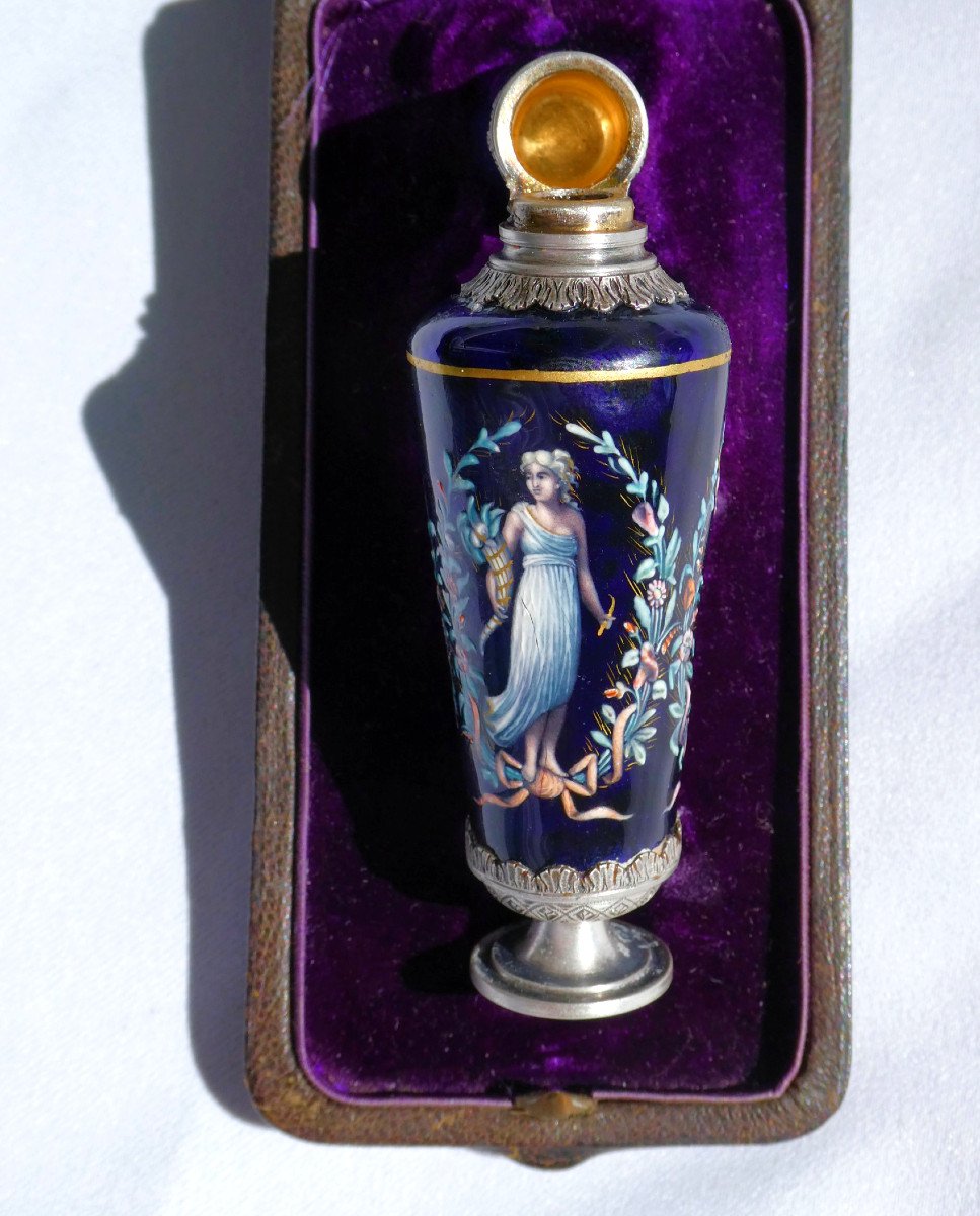 Salt Bottle In Sterling Silver & Enamel Case, Mythological Decor, Neo Classical 1860 Perfume-photo-7