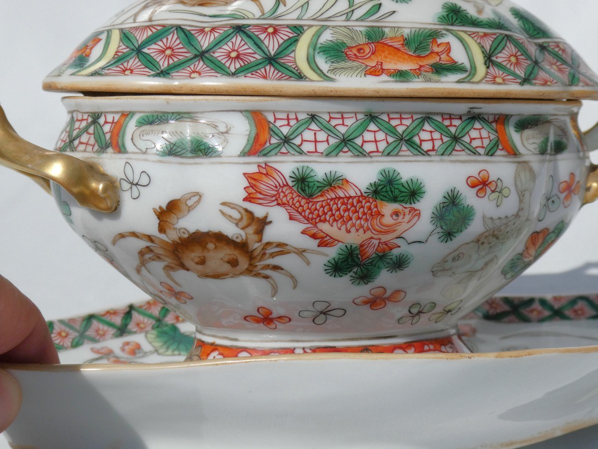 Large Porcelain Saucier, Decor Of Carp Crabs Chinese Style Eighteenth Famille Verte Samson-photo-2