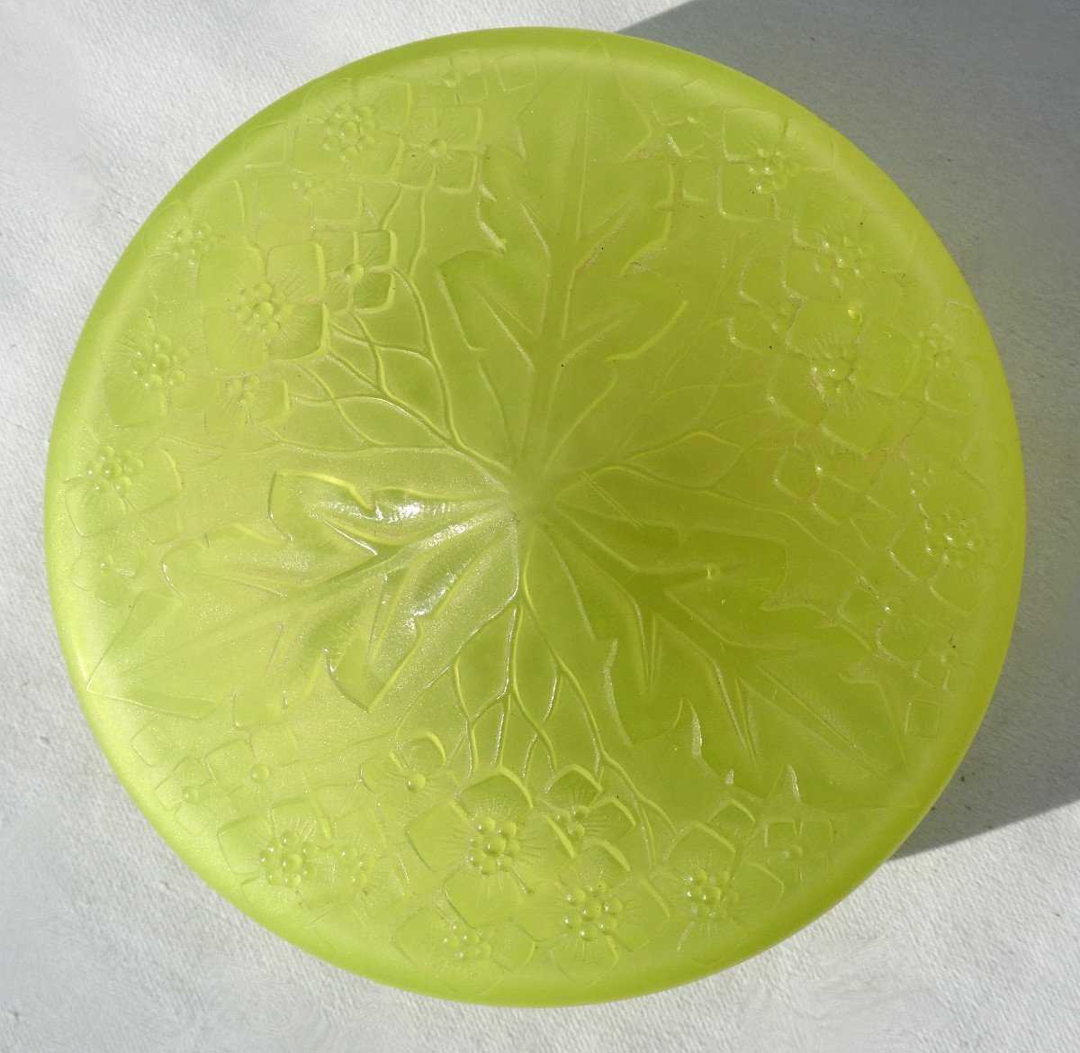 Boite En Verre Ouraline , Opaline Vert Fluo , Boite à Poudre Art Deco , 1930