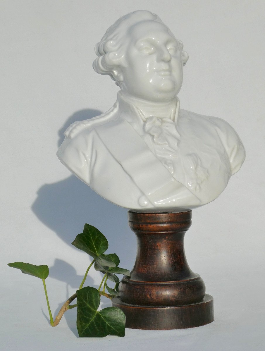 Bust Of The King Of France Louis XVI In White Porcelain, 1820s Period, 19th Century Royalism