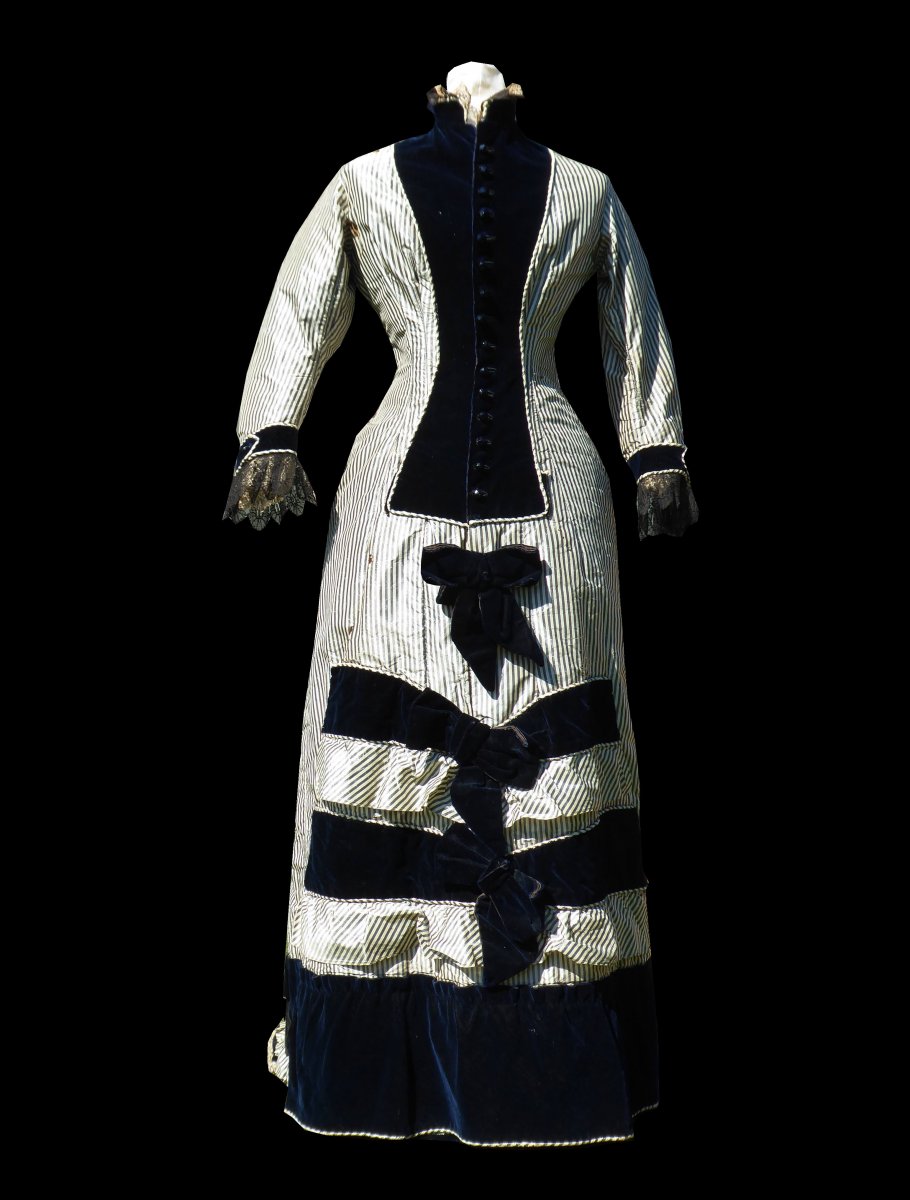 Train Dress, Princess Line, Striped Silk Circa 1876-1878 Tournue / Faux Cul Costume Mode-photo-2