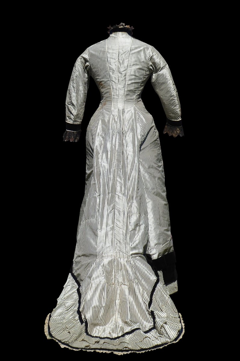 Robe &agrave; Traine , Ligne Princesse , Soie &agrave; Rayures Vers 1876-1878 Tournue / Faux Cul Costume Mode-photo-1