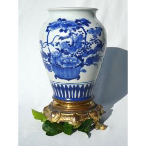 Vase Asiatique En Porcelaine De Camaieu De Bleu , Monture En Bronze Doré , XIXe Siecle , Chine