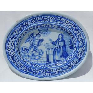 Large Dish On Heel In Faience From Nevers, 18th Century Period, Annunciation Of The Virgin 