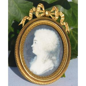 18th Century Miniature, Profile Of A Young Woman In Grisaille, Louis XVI, Herisson Hairstyle, Bronze Frame