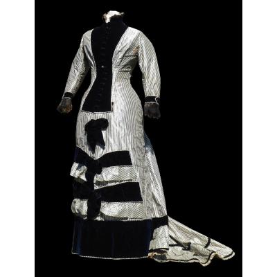 Robe &agrave; Traine , Ligne Princesse , Soie &agrave; Rayures Vers 1876-1878 Tournue / Faux Cul Costume Mode