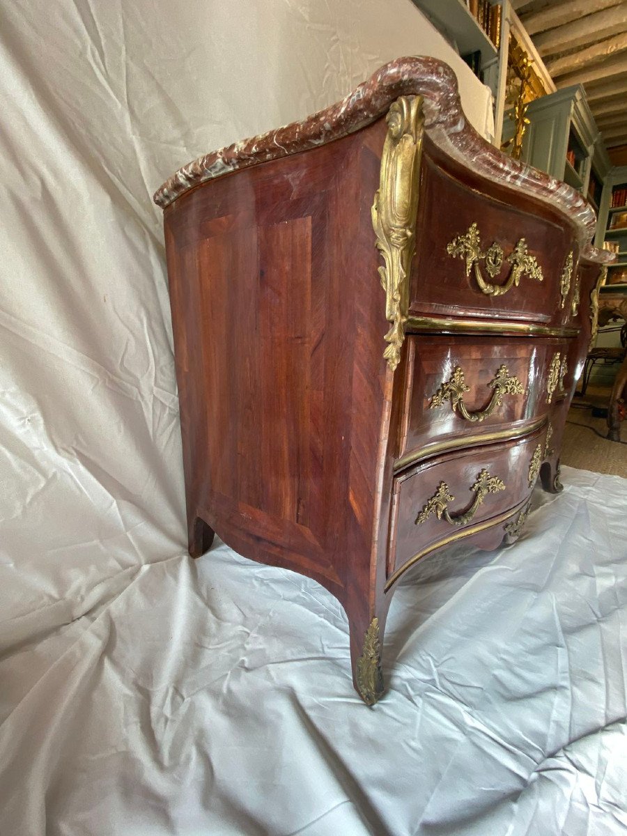 Commode d&rsquo;&eacute;poque R&eacute;gence &agrave; fa&ccedil;ade galb&eacute;e et c&ocirc;t&eacute;s en fuite-photo-6