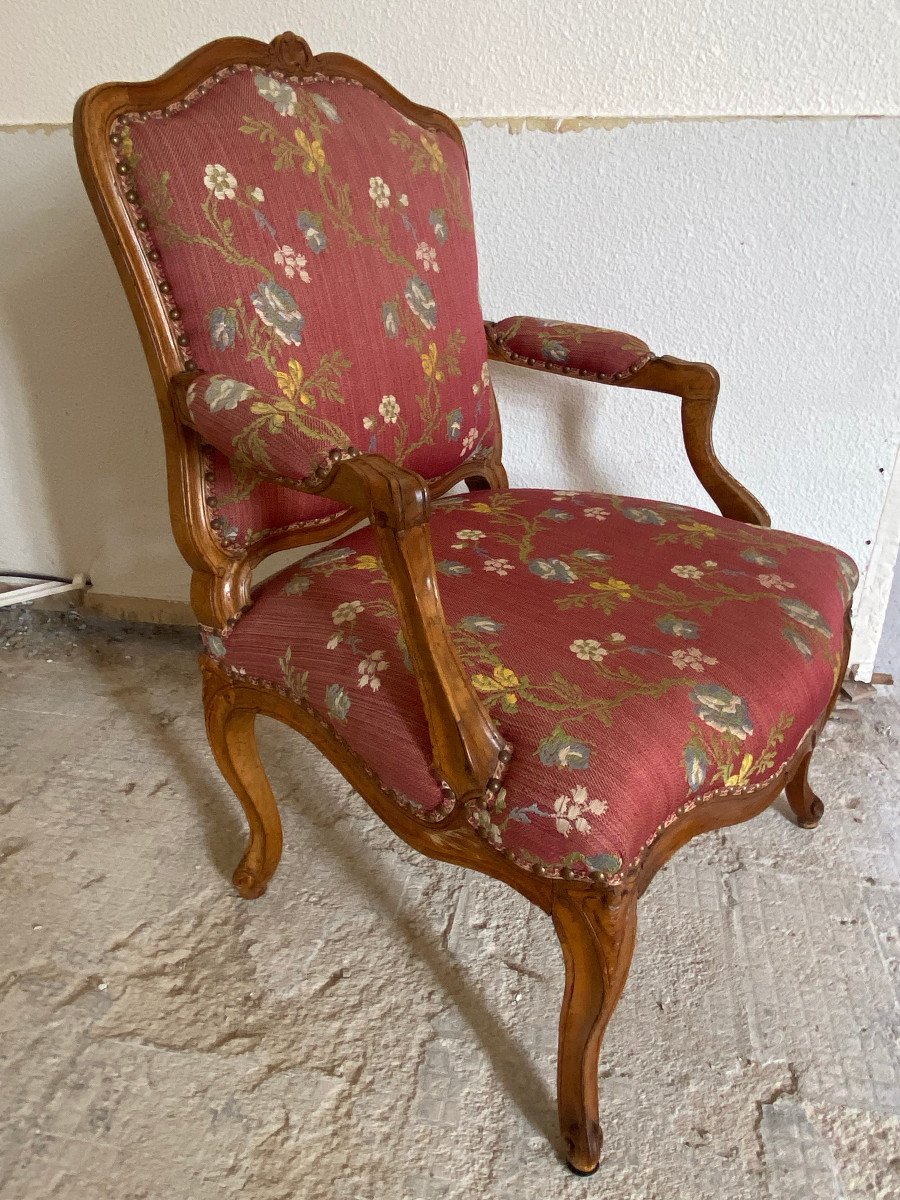 &Eacute;l&eacute;gante Suite de quatre larges fauteuils &agrave; dossiers plats en bois naturel d&rsquo;&eacute;poque Louis XV-photo-3