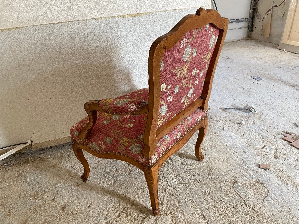 &Eacute;l&eacute;gante Suite de quatre larges fauteuils &agrave; dossiers plats en bois naturel d&rsquo;&eacute;poque Louis XV-photo-4