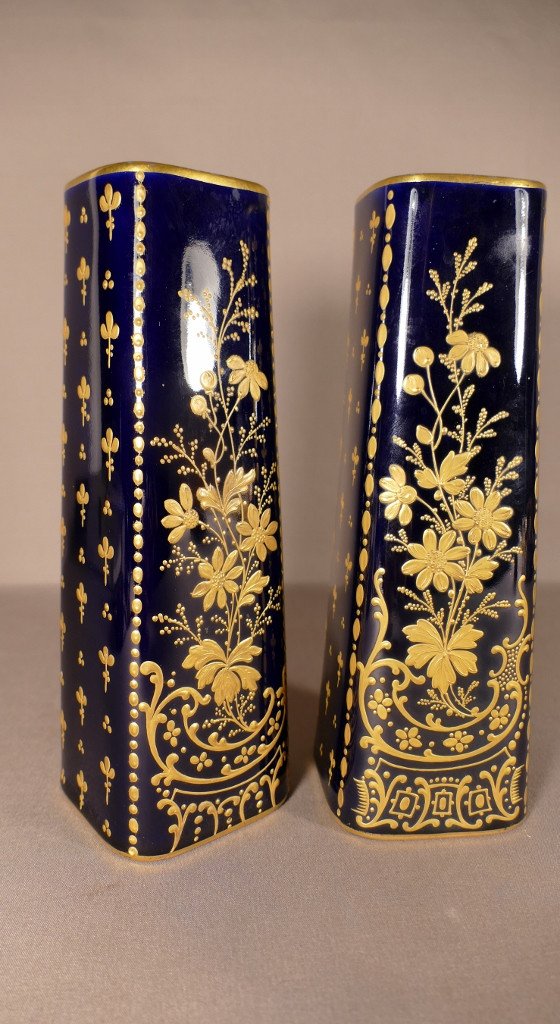 Samson, Pair Of Midnight Blue Porcelain Vases With Gold Paste Flower Decor, XIXth-photo-2