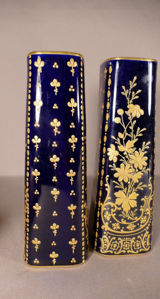 Samson, Pair Of Midnight Blue Porcelain Vases With Gold Paste Flower Decor, XIXth-photo-3