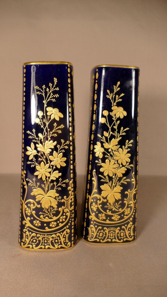 Samson, Pair Of Midnight Blue Porcelain Vases With Gold Paste Flower Decor, XIXth-photo-4