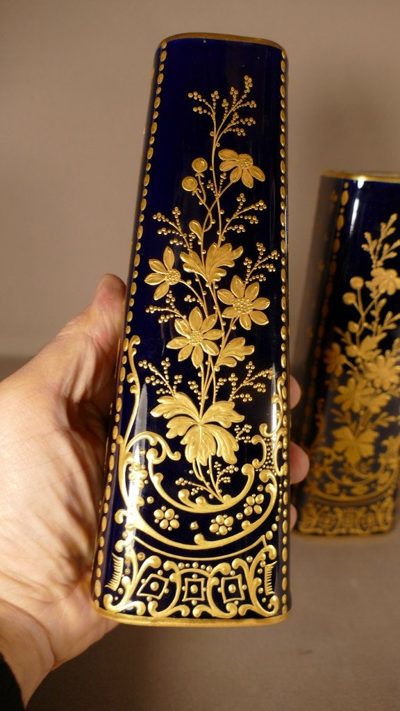 Samson, Pair Of Midnight Blue Porcelain Vases With Gold Paste Flower Decor, XIXth-photo-1