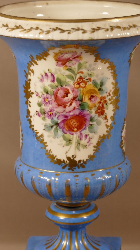 Vase Médicis  En Porcelaine Peinte à La Main d'Un Décor De Fleurs, époque XX ème-photo-2