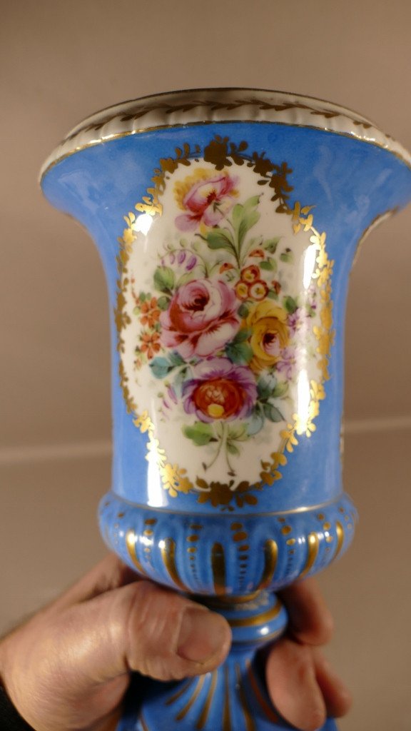 Vase Médicis  En Porcelaine Peinte à La Main d'Un Décor De Fleurs, époque XX ème-photo-5