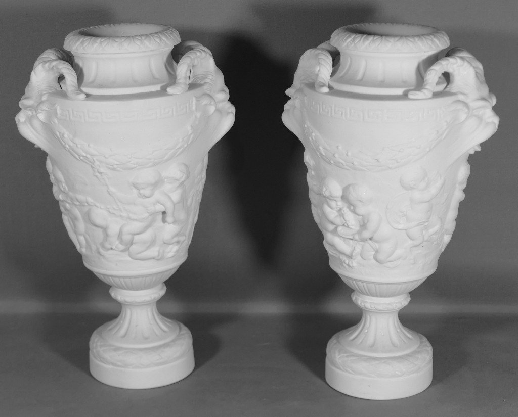 Clodion, Pair Of Cassolette Vases With Putti In Biscuit Porcelain, Early 20th Century