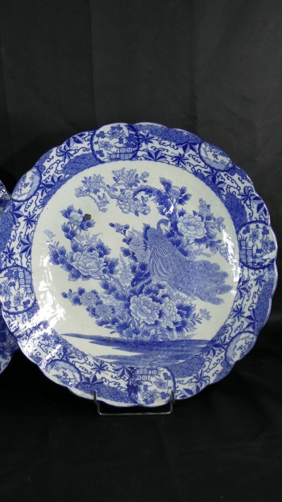 Paire De Grands Plats Asiatiques Style Kraak Au Paon En Porcelaine Blanc Bleu, époque Fin XVIII-photo-2