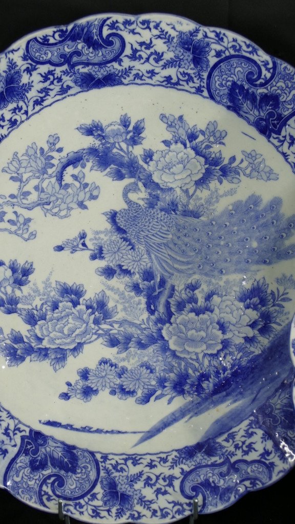 Paire De Grands Plats Asiatiques Style Kraak Au Paon En Porcelaine Blanc Bleu, époque Fin XVIII-photo-4