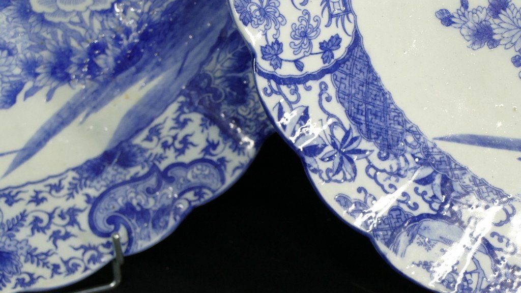 Paire De Grands Plats Asiatiques Style Kraak Au Paon En Porcelaine Blanc Bleu, époque Fin XVIII-photo-3