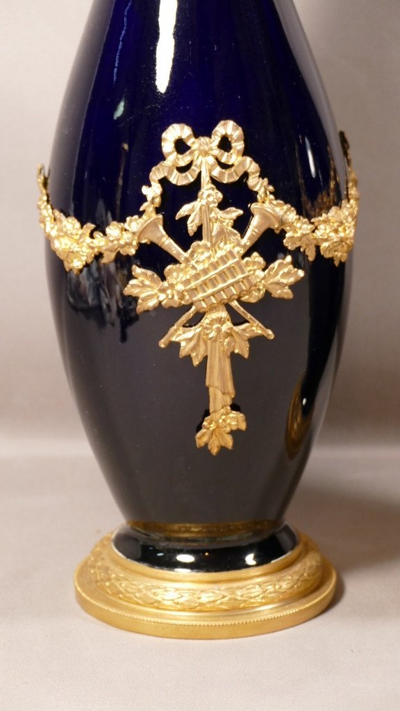 Paire De Hauts Vases En Porcelaine Bleu De Sèvres Et Laiton De Style Louis XVI, Vers 1900-photo-1