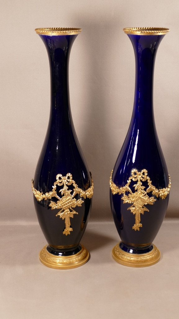 Paire De Hauts Vases En Porcelaine Bleu De Sèvres Et Laiton De Style Louis XVI, Vers 1900-photo-2