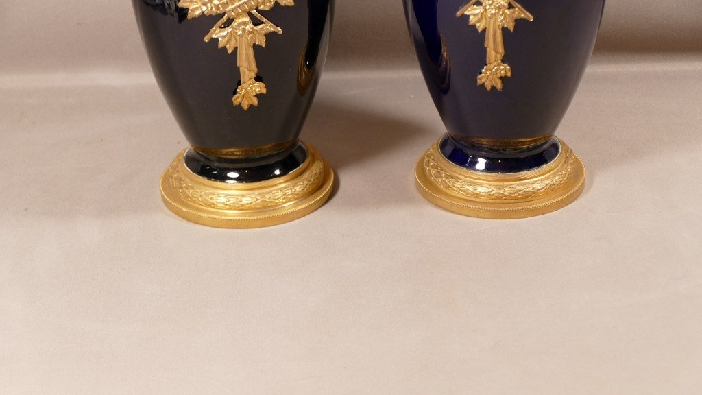 Paire De Hauts Vases En Porcelaine Bleu De Sèvres Et Laiton De Style Louis XVI, Vers 1900-photo-4