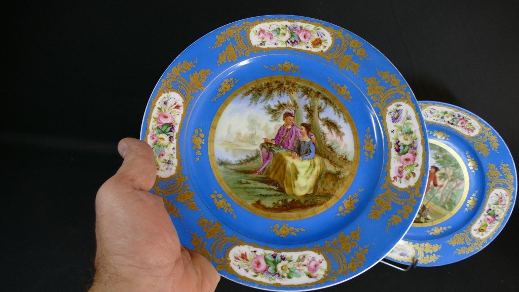 Sèvres 1867, Pair Of Hand-painted Decorative Plates, Gallant Scenes And Flowers, 19th Century-photo-4