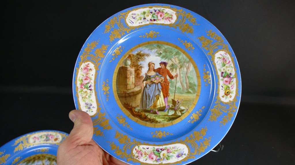 Sèvres 1867, Pair Of Hand-painted Decorative Plates, Gallant Scenes And Flowers, 19th Century-photo-6