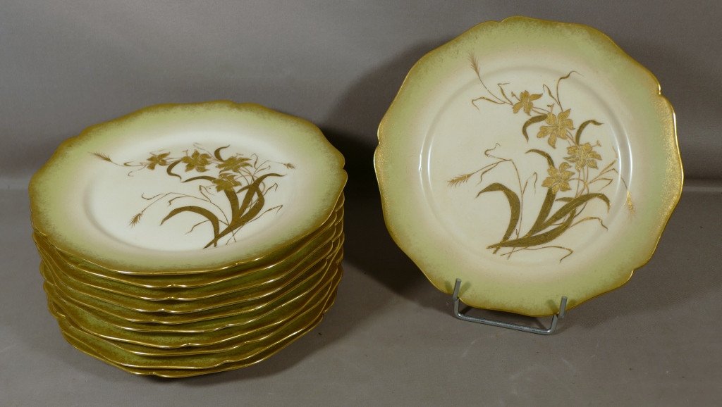 11 Assiettes à Dessert En Porcelaine De Limoges Aux Lys En Pâte d'Or, époque XIX ème